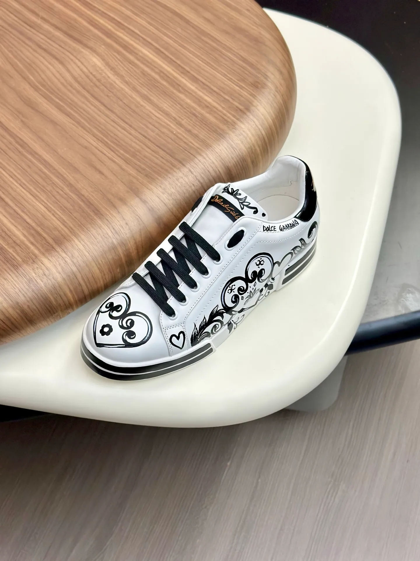 New product 💰900 DG Dolce & Gabbana men's shoes 💰ortofino graffiti calfskin sneakers ♞size; 39~44 (customized 38.45.46) Iconic men's shoes 💰ortofino series of sneakers, classic and timeless style, now presented with fashionable details. The calfskin engraved DG logo is a subtle finishing touch. Men's shoes💰ortofino calfskin sneakers: